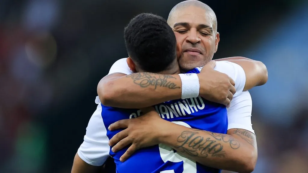 Adriano y su hijo durante la despedida del Emperador: GETTY