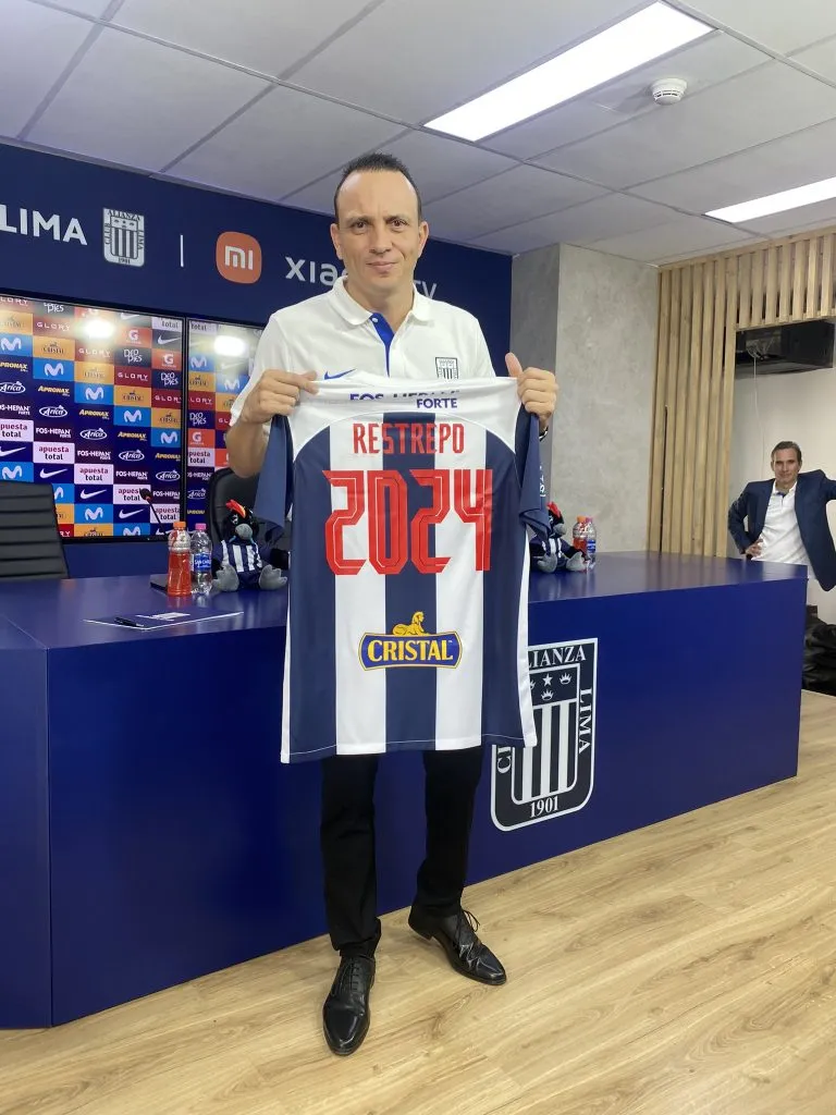 Alejandro Restrepo cuando fue presentado. (Foto: Alianza Lima).