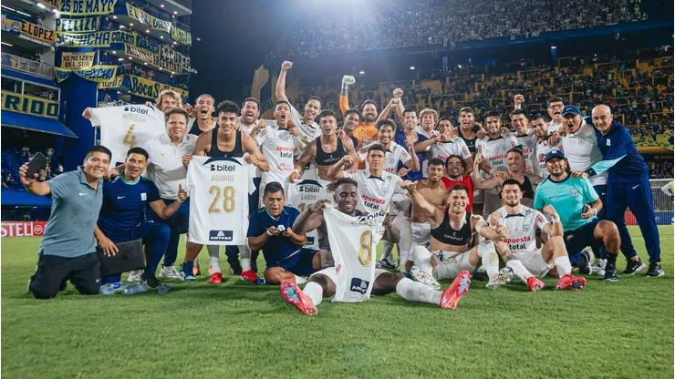 Alianza Lima celebra el triunfo histórico ante Boca por penales en La Bombonera.