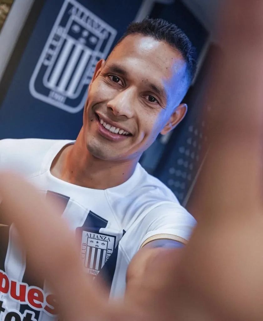 Renzo Garcés presentado oficialmente. (Foto: Alianza Lima).