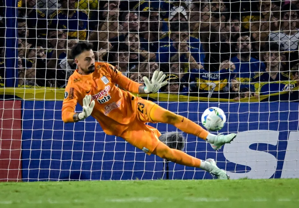 Guillermo Viscarra antes de atajar el penal de Alan Velasco. (Photo by Marcelo Endelli/Getty Images)