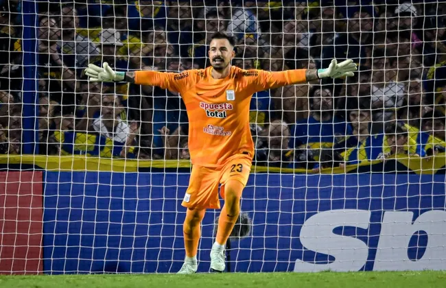 Guillermo Viscarra celebrando atajar el penal de Alan Velasco. (Photo by Marcelo Endelli/Getty Images)