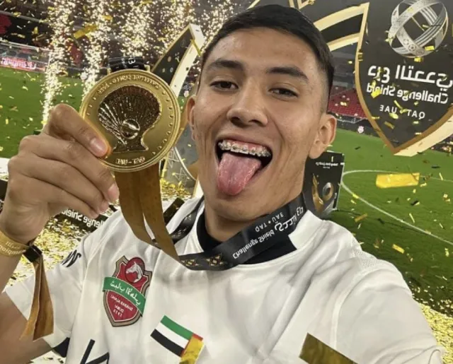 Sebastián González con su medalla de campeón.