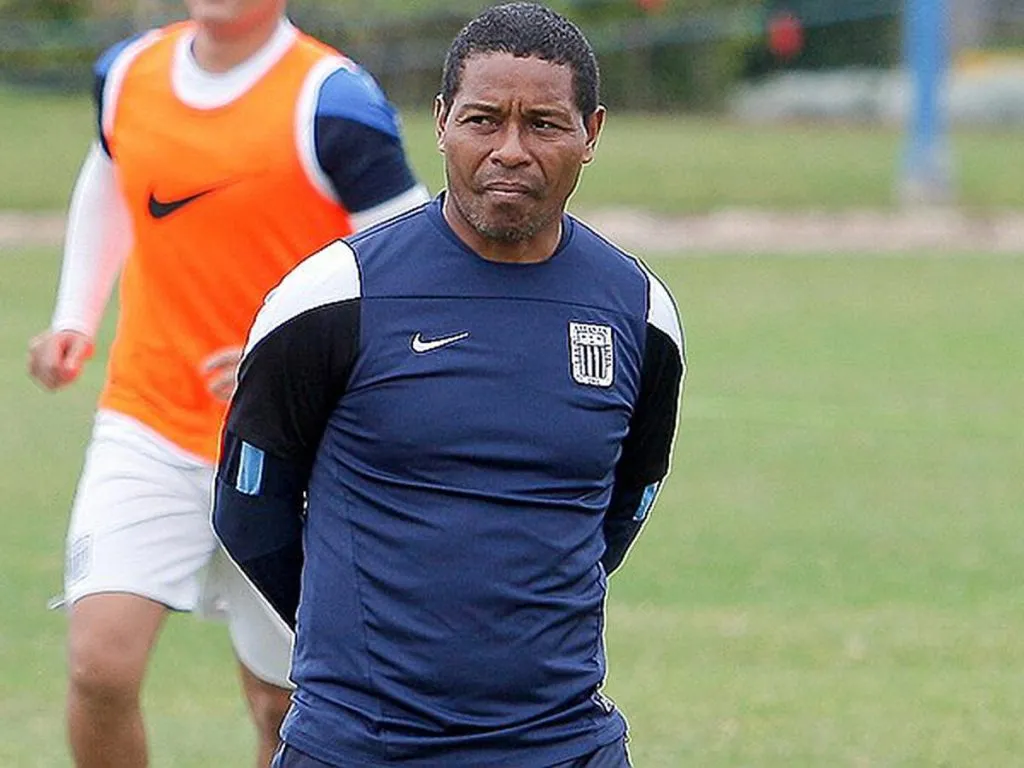 Juan Jayo dirigiendo en Alianza Lima. (Foto: Twitter).