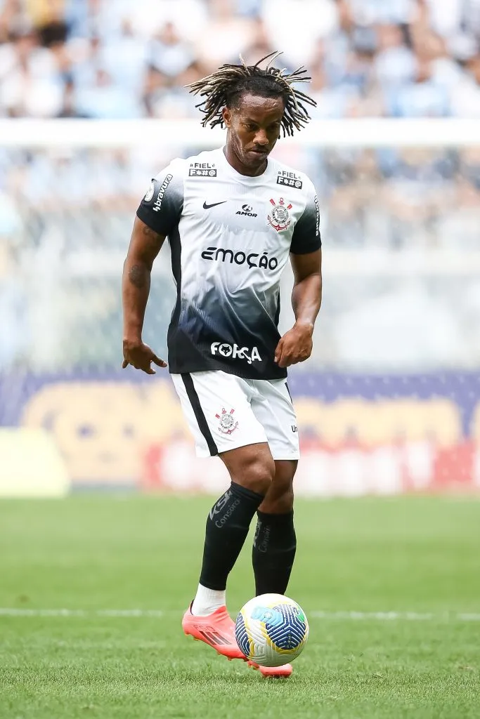 André Carrillo jugando contra Gremio. (Photo by Pedro H. Tesch/Getty Images)