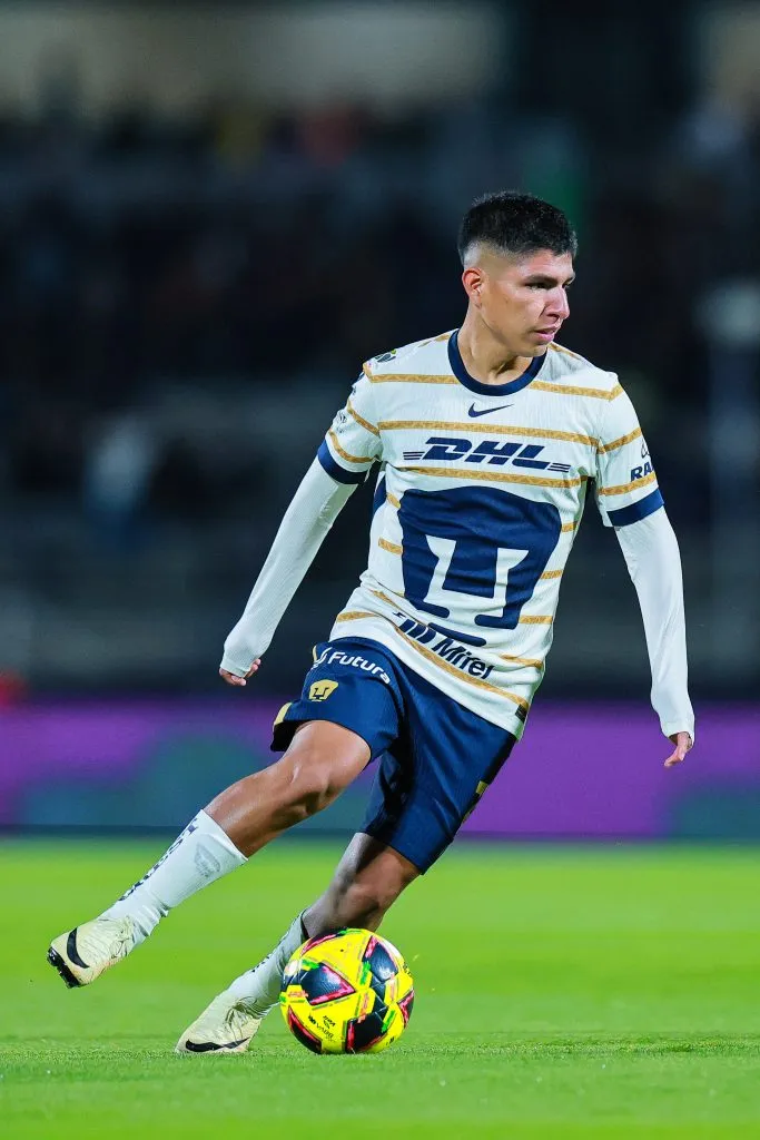Piero Quispe enfrentando al América. (Photo by Manuel Velasquez/Getty Images)