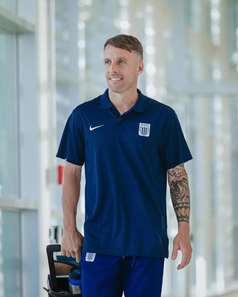 Pablo Lavandeira sonriente en aeropuerto. (Foto: Alianza Lima).