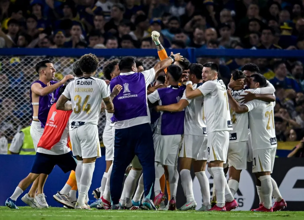 Alianza Lima celebrando tras eliminar a Boca Juniors. (Photo by Marcelo Endelli/Getty Images)