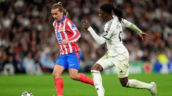 Antoine Griezmann peleando el balón con Eduardo Camavinga.