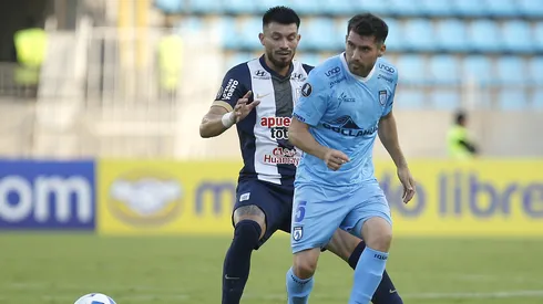 Alan Cantero peleando el balón.