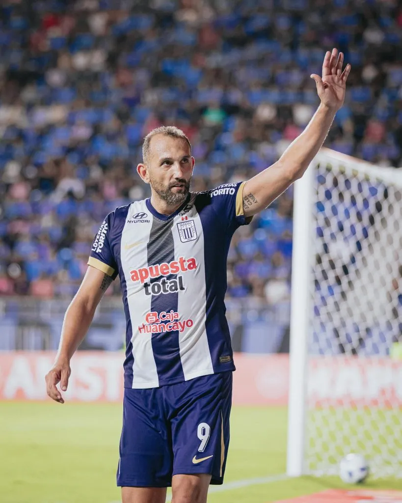 Hernán Barcos saliendo cambiado. (Foto: Alianza Lima).