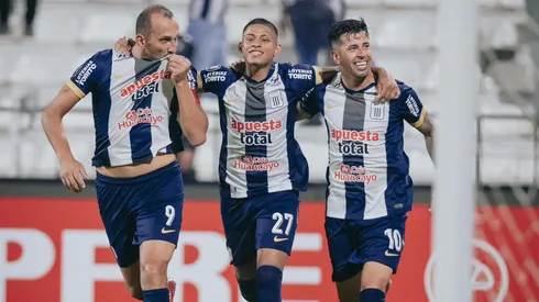 Hernán Barcos, Kevin Quevedo y Pablo Ceppelini celebrando gol.