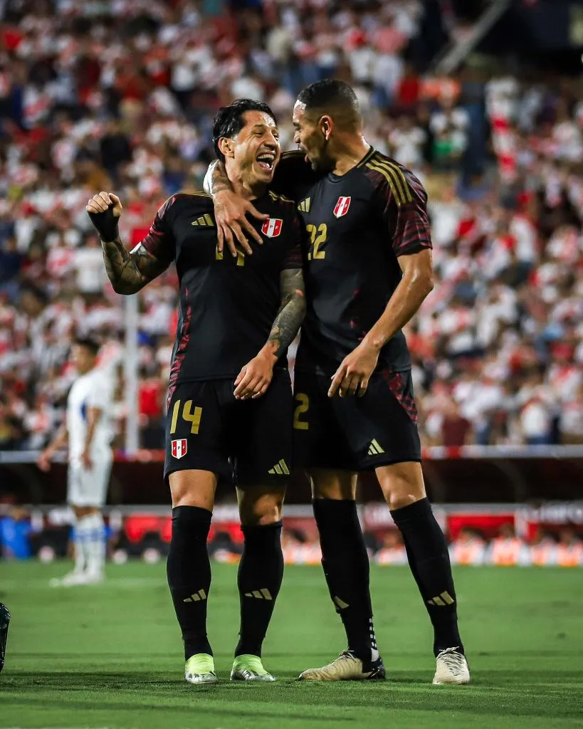 Gianluca Lapadula y Alexander Callens. (Foto: FPF).