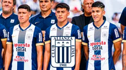 El plantel de Alianza Lima y el escudo.