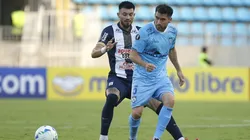 Alan Cantero peleando el balón.