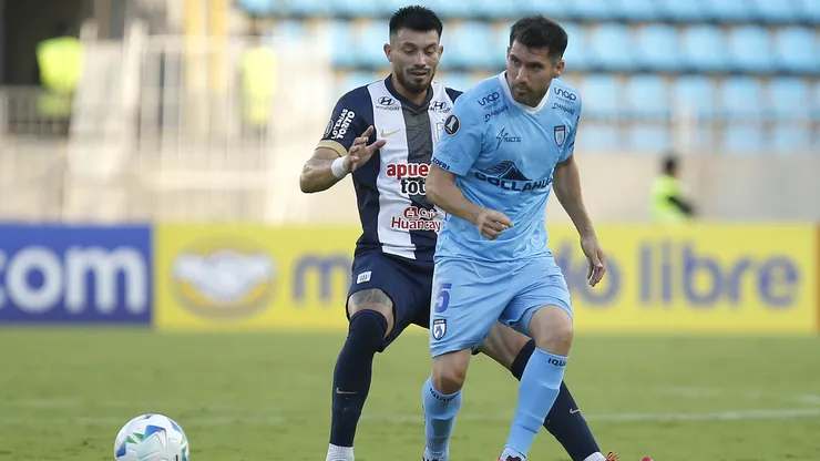 Alan Cantero peleando el balón.