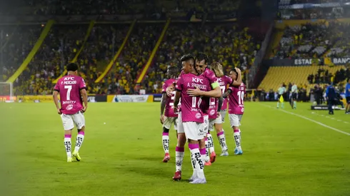 Independiente del Valle fue recibido por una hostil pancarta en su arribo a Guayaquil.