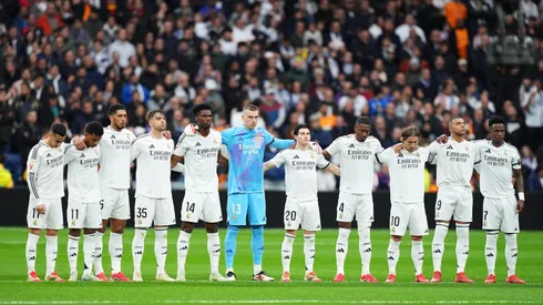 Respetuoso minuto de silencio en el Bernabéu.