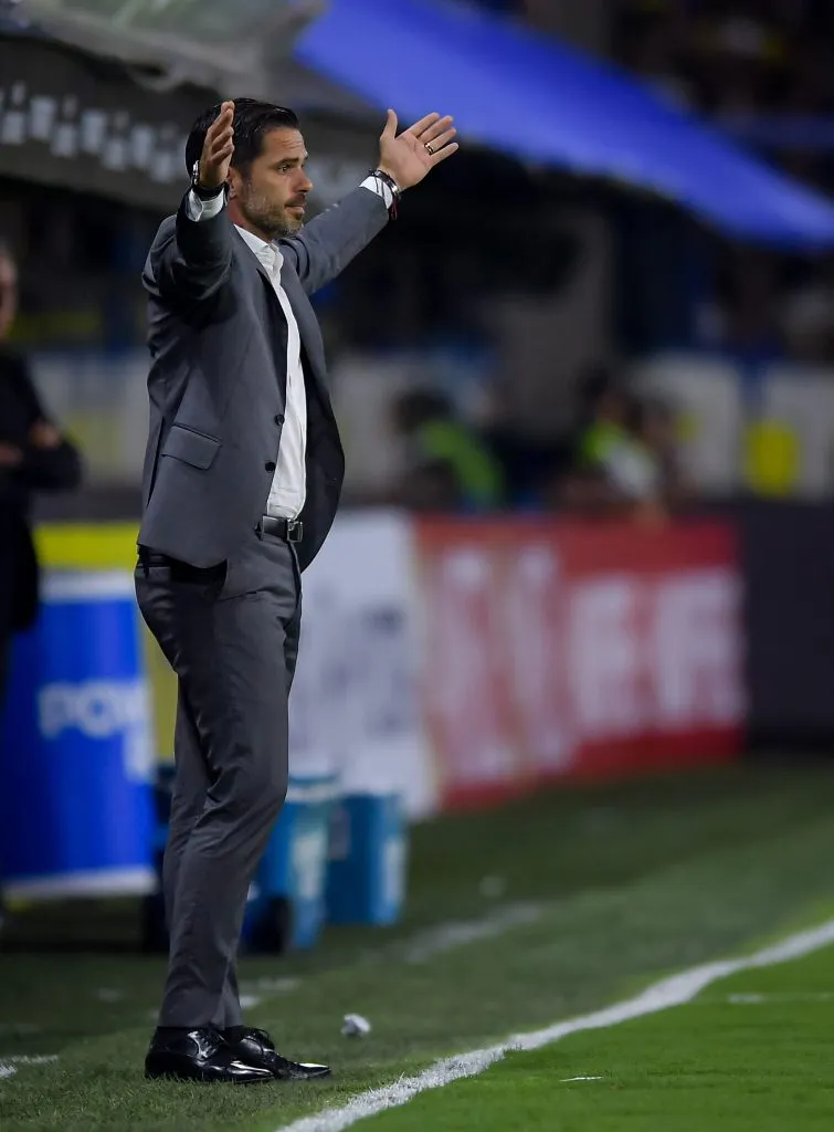 Fernando Gago dirigiendo contra Alianza Lima. (Photo by Marcelo Endelli/Getty Images)