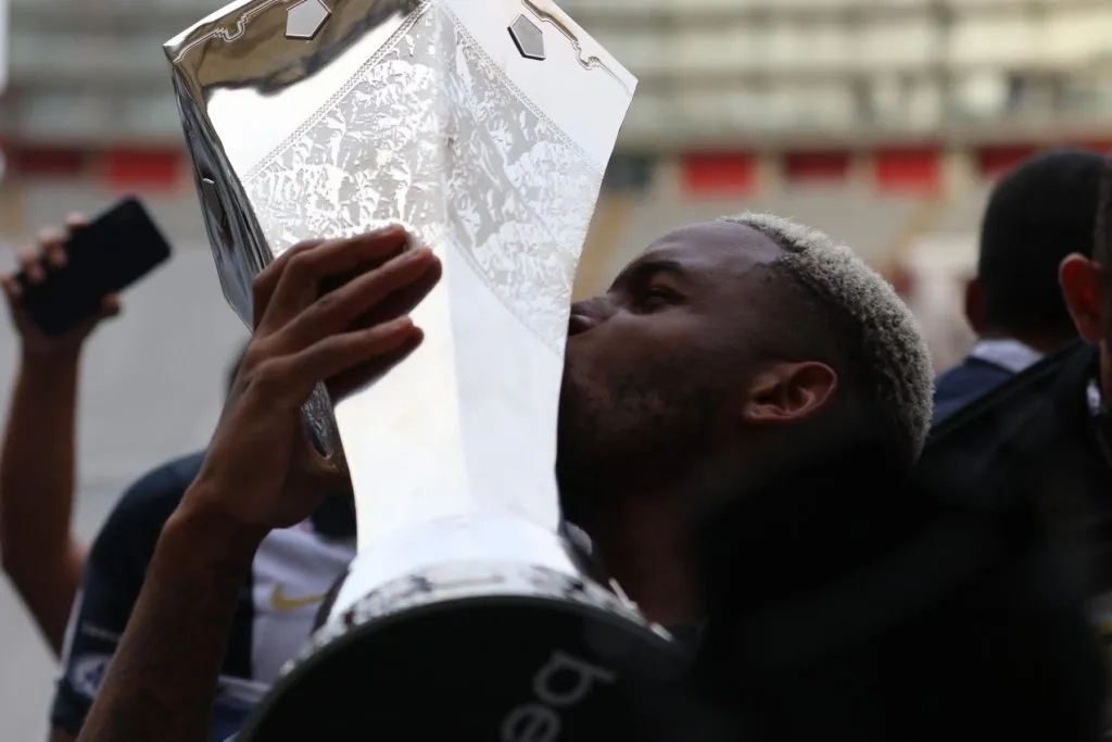 Carlos Bustos sacó campeón a Jefferson Farfán. (Foto: FPF).