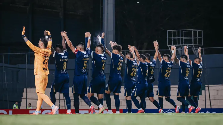 Alianza Lima saludando a los hinchas.