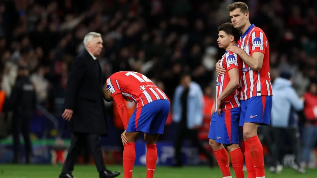 Los jugadores del Atlético consolaron a Julián Álvarez sobre el césped: GETTY