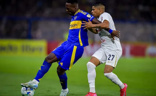 Kevin Quevedo en Argentina contra Luis Advíncula. (Photo by Marcelo Endelli/Getty Images)