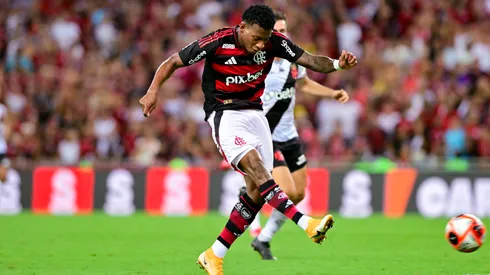 Gonzalo Plata casi se manda un golazo de tiro libre con el Flamengo.