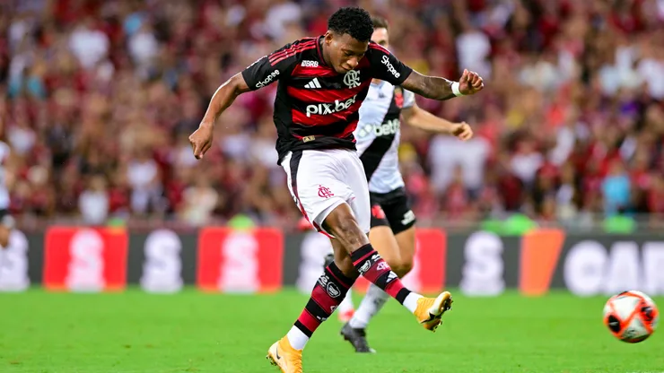Gonzalo Plata casi se manda un golazo de tiro libre con el Flamengo.