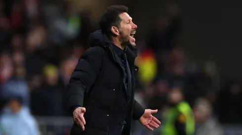 Hinchas del Atlético de Madrid estallaron contra Simeone por sacar a Julián Álvarez vs. Barcelona.