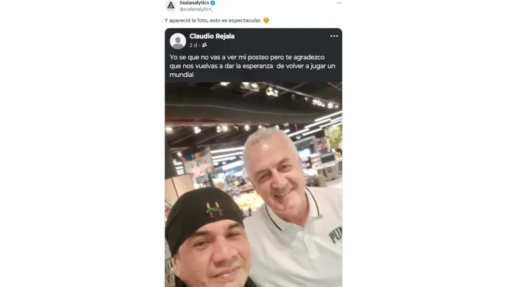 La foto del hincha con Alfaro. (Captura de pantalla: Sudanalytics)