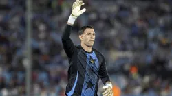 Emiliano Martínez criticó el estado del campo de juego del Estadio Centenario durante el Uruguay vs. Argentina.