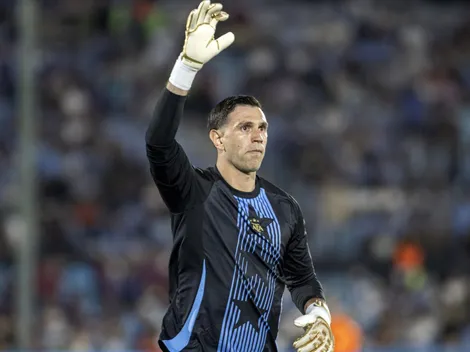 Dibu Martínez criticó el estado del campo de juego del Centenario: ''De las peores de Sudamérica''