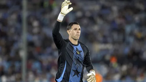 Emiliano Martínez criticó el estado del campo de juego del Estadio Centenario durante el Uruguay vs. Argentina.