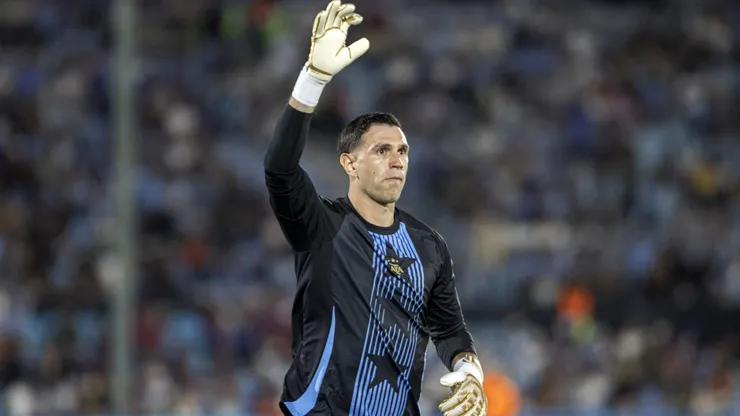 Emiliano Martínez criticó el estado del campo de juego del Estadio Centenario durante el Uruguay vs. Argentina.