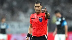 El árbitro uruguayo imparte justicia en un duelo clave.