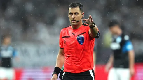 El árbitro uruguayo imparte justicia en un duelo clave.