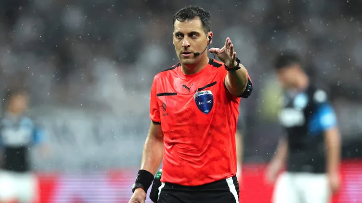 El árbitro uruguayo imparte justicia en un duelo clave.