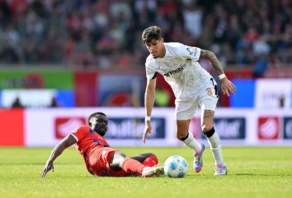 Piero Hincapié destaca en el Bayer Leverkusen. (Foto: GettyImages)