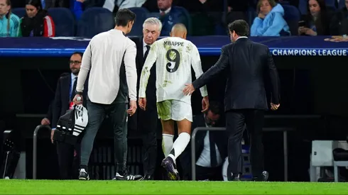 Kylian Mbappé salió lesionado frente al Arsenal en los Cuartos de Final de la Champions League.