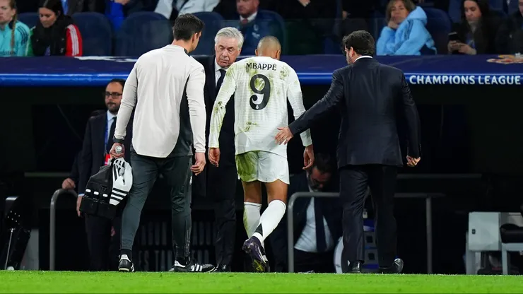 Kylian Mbappé salió lesionado frente al Arsenal en los Cuartos de Final de la Champions League.