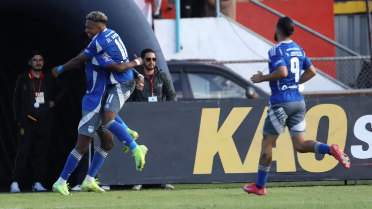 Emelec le ganó a Deportivo Cuenca con 9 jugadores