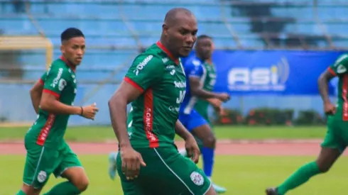 El ecuatoriano Juan Luis Anangonó se hizo viral por fuerte golpe a un compañero.