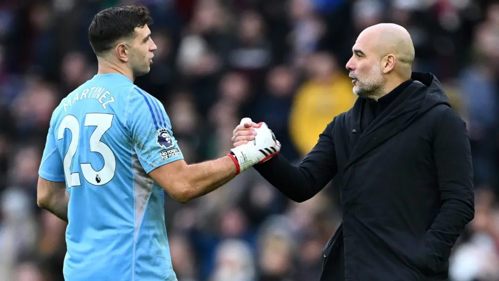 Dibu Martínez y Guardiola competirán por una plaza en la siguiente Champions: GETTY