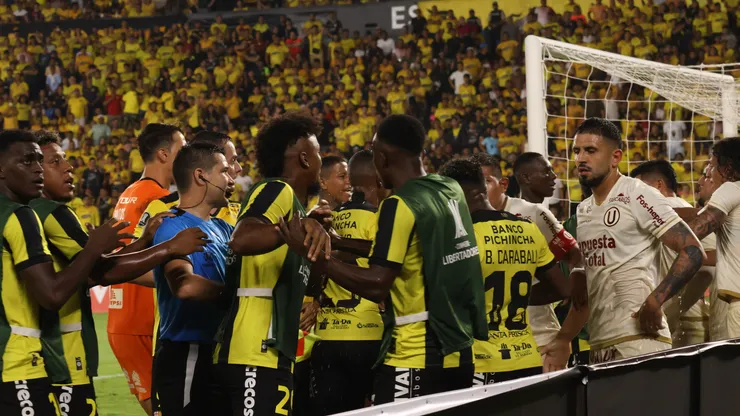 Así fue la gresca entre los jugadores de Barcelona y Universitario por Copa Libertadores.