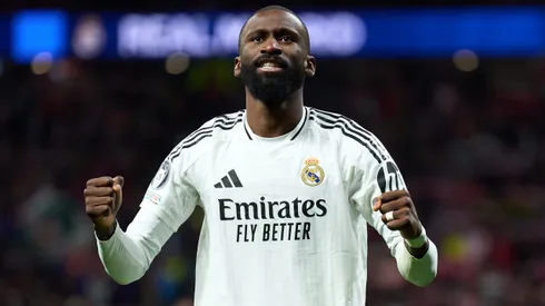 Antonio Rudiger, que podría recibir hasta 12 fechas de suspensión, optaría por operarse la rodilla.