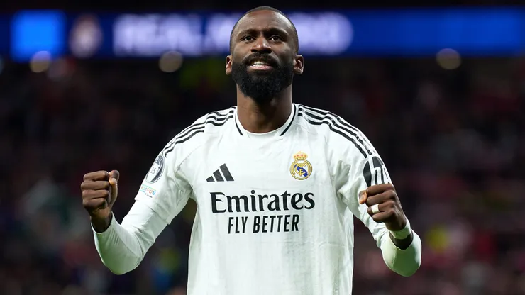 Antonio Rudiger, que podría recibir hasta 12 fechas de suspensión, optaría por operarse la rodilla.