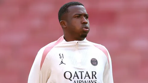 Esto gana WIllam Pacho en el PSG muy lejos de Moisés Caicedo