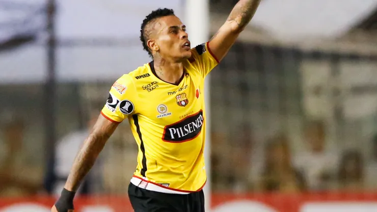Jonathan Álvez estuvo en la Noche Centenario de Barcelona y aquí jugará.