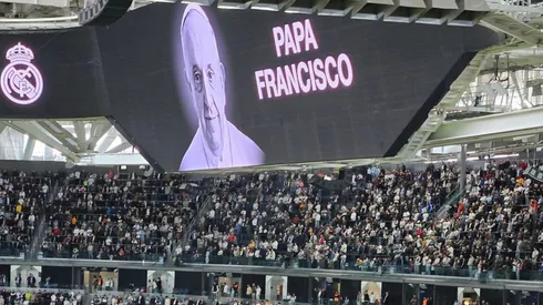 Hubo homenaje al Papa Francisco en el Bernabéu.